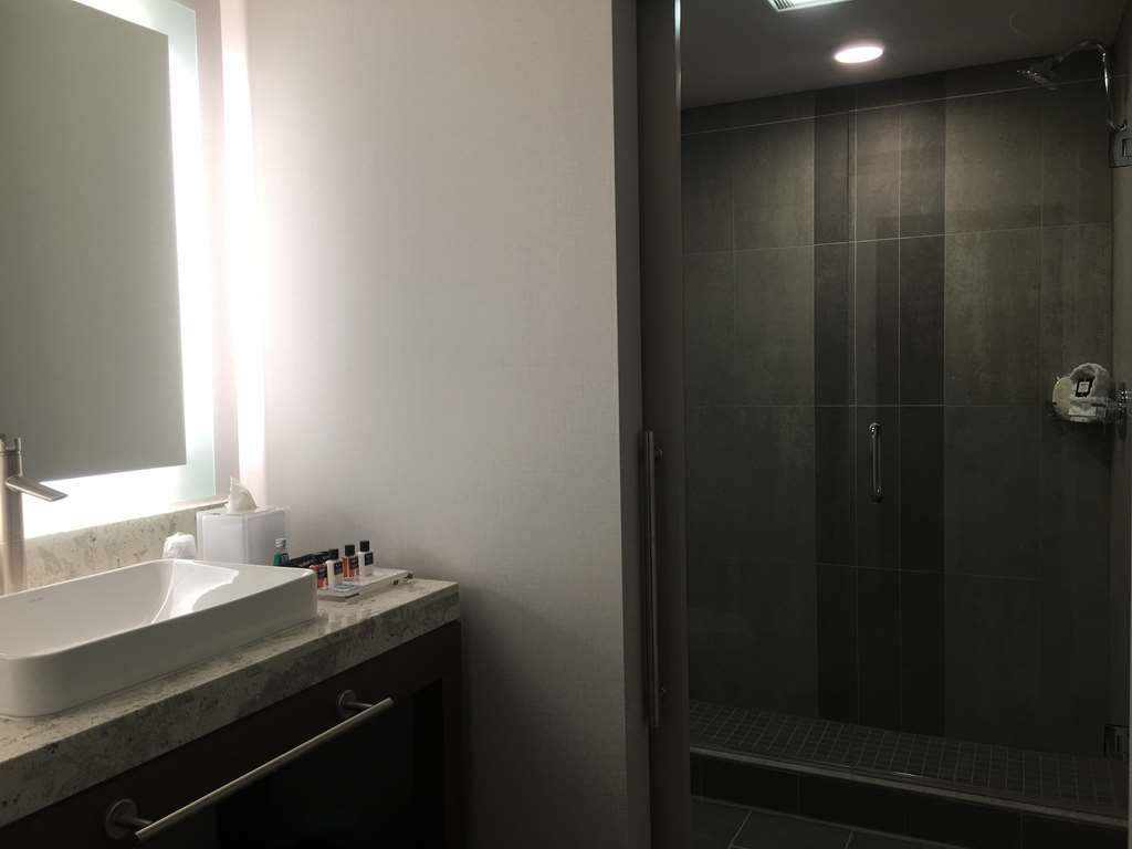 Best Western Premier Hotel At Fisher'S Landing Ванкувър Стая снимка